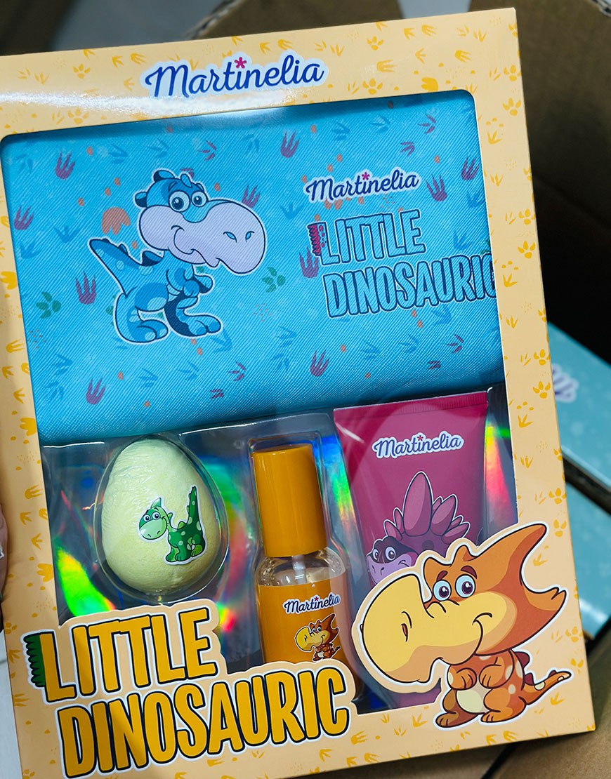 SET DINO CON NECESER MARTINELIA