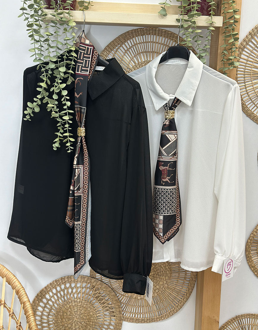 CAMISA CON PAÑUELO Y BROCHE