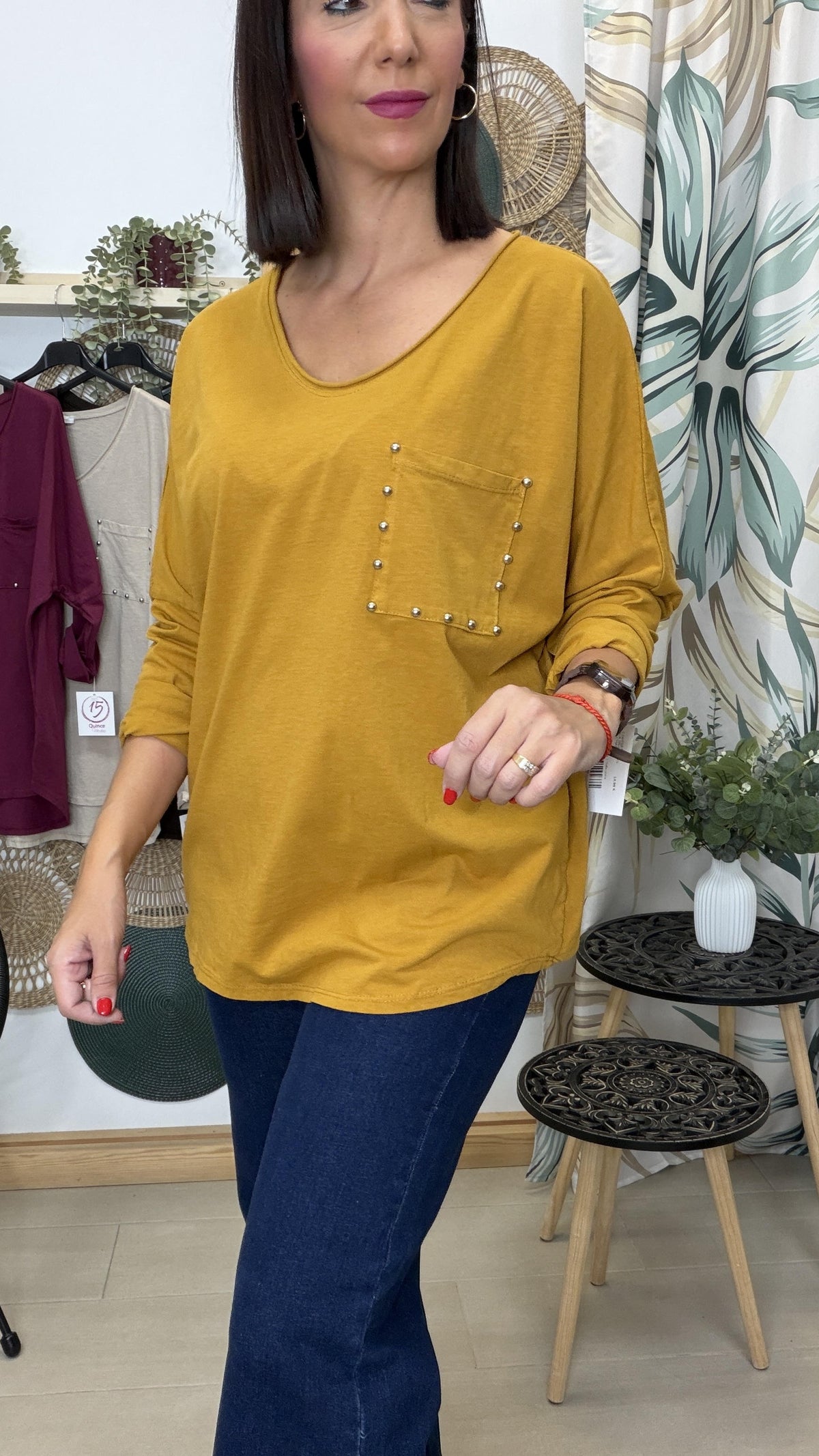 CAMISETA BOLSILLO CON TACHAS